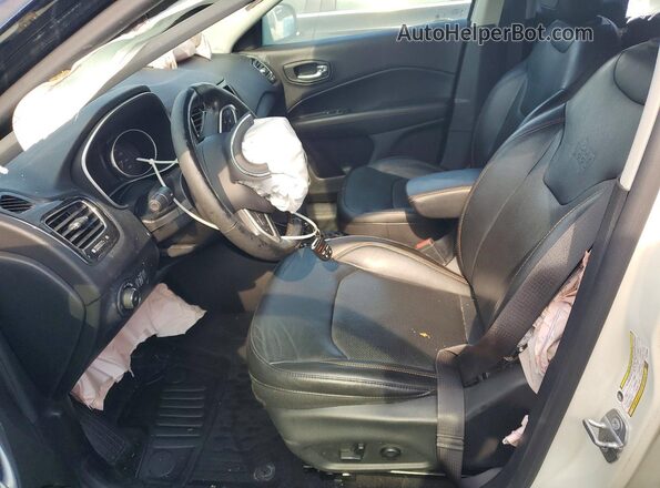 3C4NJDCB7JT246636 2018 JEEP COMPASS White Front interior view