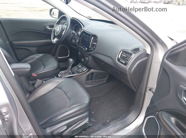 3C4NJDCB8HT641659 2017 JEEP NEW COMPASS Silver Вид салону спереду