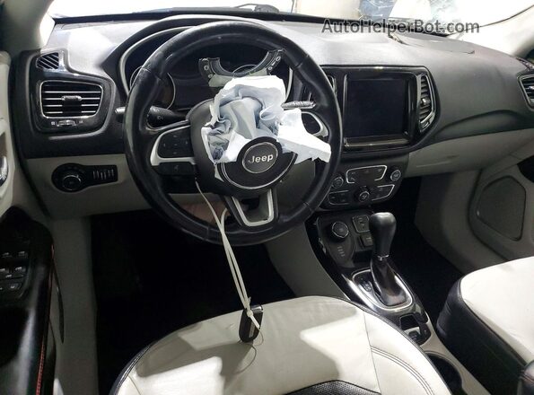 3C4NJDCB8JT131804 2018 JEEP COMPASS Синий Вид панели приборов