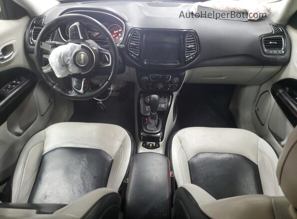 3C4NJDCB8JT245348 2018 JEEP COMPASS Белый Вид панели приборов