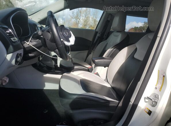 3C4NJDCB8JT245348 2018 JEEP COMPASS Белый Вид салона спереди