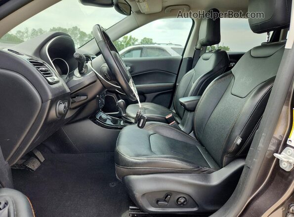 3C4NJDCB8MT533746 2021 JEEP COMPASS Угольный Вид салона спереди