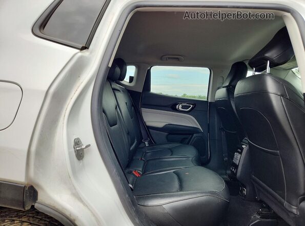 3C4NJDCB8NT110554 2022 JEEP COMPASS White Rear interior view