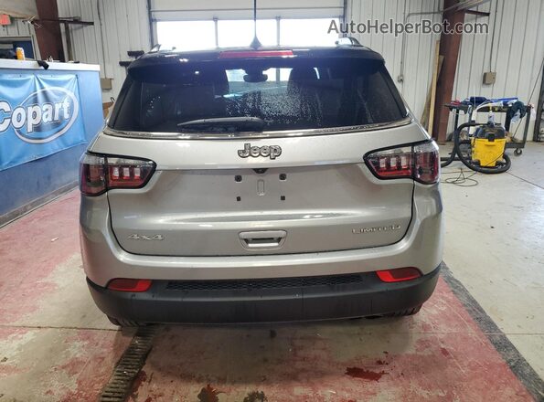 3C4NJDCB8NT200545 2022 JEEP COMPASS Silver Вид ззаду