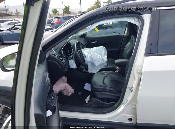 3C4NJDCB9JT147638 2018 JEEP COMPASS Белый Вид салона спереди
