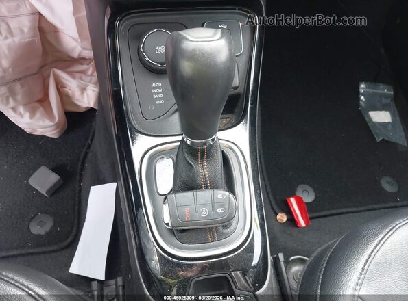 3C4NJDCB9JT147638 2018 JEEP COMPASS Белый Вид панели приборов