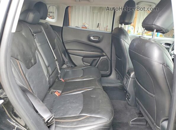 3C4NJDCB9JT258982 2018 JEEP COMPASS Black უკანა სალონის ხედი