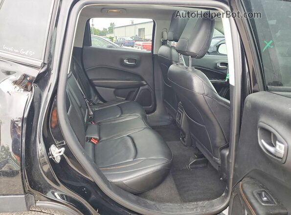 3C4NJDCBXJT100361 2018 JEEP COMPASS Черный Вид задней части салона