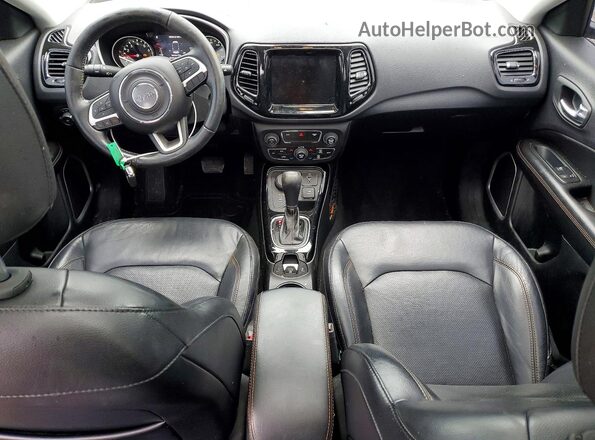 3C4NJDCBXJT100361 2018 JEEP COMPASS Черный Вид панели приборов