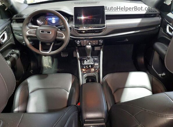 3C4NJDCN1TT184437 2026 JEEP COMPASS Серебряный Вид панели приборов