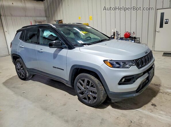 3C4NJDCN1TT184437 2026 JEEP COMPASS Серебряный Передняя правая четверть