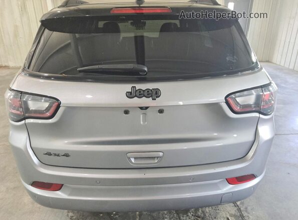 3C4NJDCN2RT587979 2024 JEEP COMPASS Серебряный Вид сзади