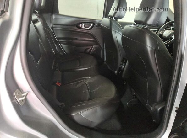 3C4NJDCN2RT587979 2024 JEEP COMPASS Серебряный Вид задней части салона