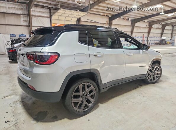 3C4NJDCN2TT177738 2026 JEEP COMPASS Silver Widok z przodu