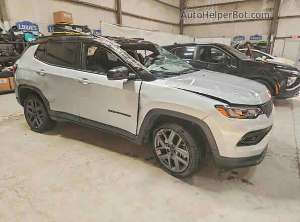 3C4NJDCN2TT177738 2026 JEEP COMPASS Silver Widok deski rozdzielczej