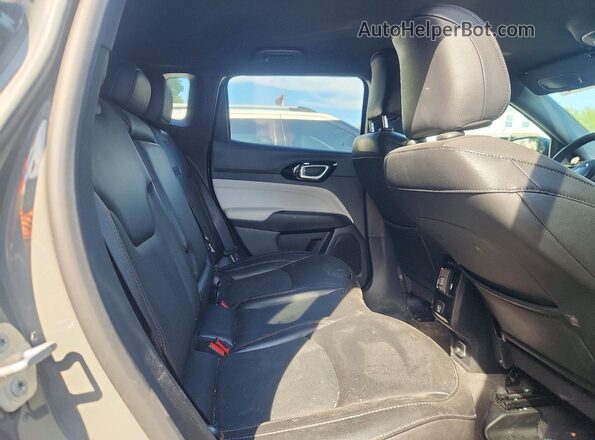 3C4NJDCN3PT525665 2023 JEEP COMPASS Gray Vista interior trasera