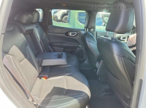 3C4NJDCN3RT129884 2024 JEEP COMPASS Белый Вид задней части салона