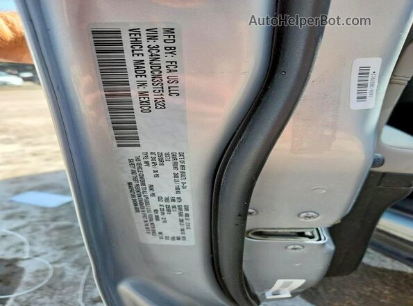 3C4NJDCN3ST511323 2025 JEEP COMPASS Silver Vista del compartimento del motor