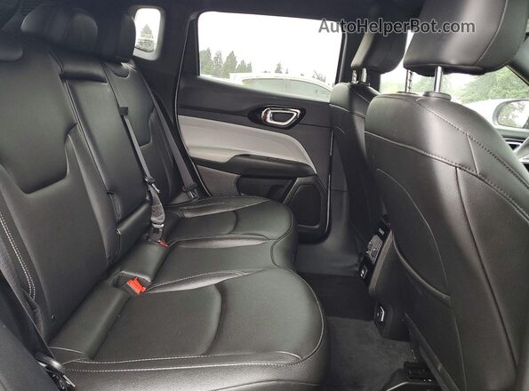 3C4NJDCN3ST579377 2025 JEEP COMPASS Silver Вид задньої частини салону
