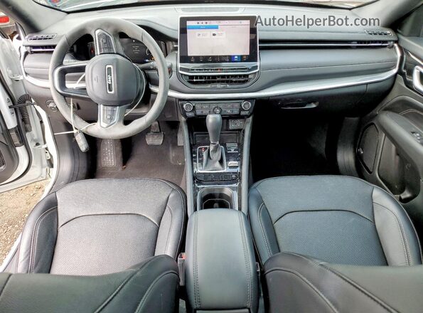 3C4NJDCN4PT500645 2023 JEEP COMPASS Белый Вид панели приборов