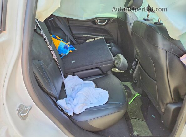 3C4NJDCN4ST569134 2025 JEEP COMPASS White Widok wnętrza z tyłu