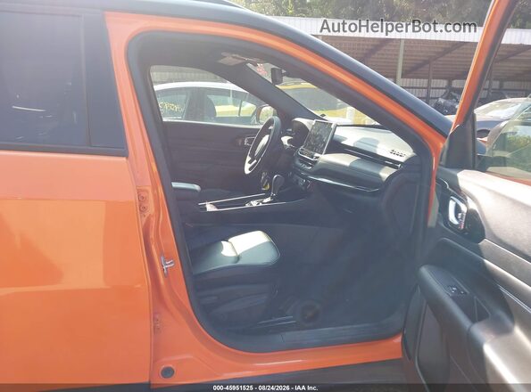 3C4NJDCN5TT177796 2026 JEEP COMPASS Оранжевый Вид салона спереди