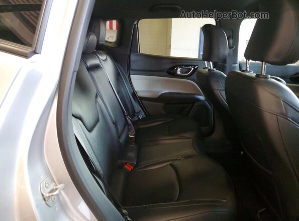3C4NJDCN7ST613918 2025 JEEP COMPASS Silver Вид задньої частини салону