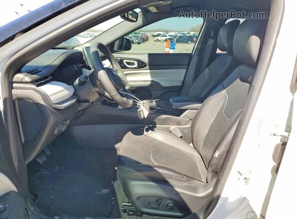 3C4NJDCN8PT571380 2023 JEEP COMPASS White Widok wnętrza z przodu