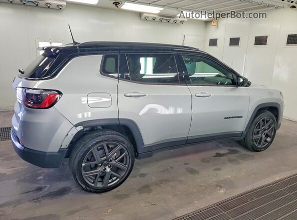 3C4NJDCN8TT258209 2026 JEEP COMPASS Silver უკანა მარჯვენა