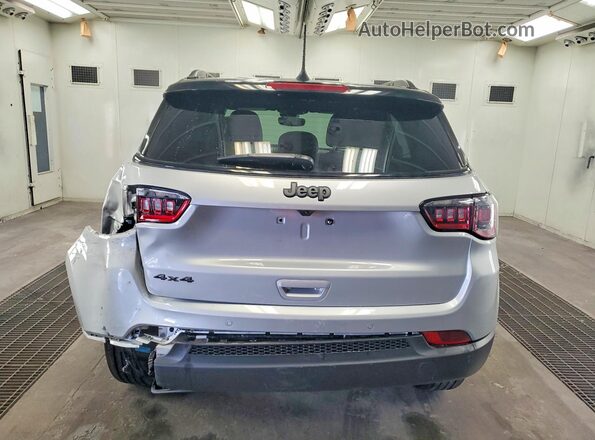 3C4NJDCN8TT258209 2026 JEEP COMPASS Silver უკანა ხედი