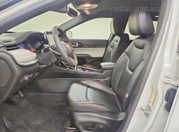 3C4NJDCN8TT270716 2026 JEEP COMPASS White Вид салону спереду