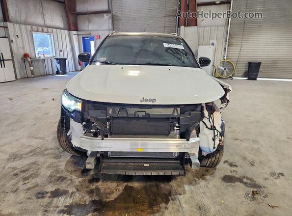3C4NJDCN8TT271297 2026 JEEP COMPASS White Widok z przodu