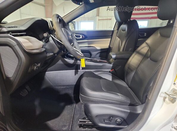 3C4NJDCN8TT271297 2026 JEEP COMPASS White Widok wnętrza z przodu