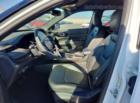 3C4NJDCN8TT280100 2026 JEEP COMPASS White Front interior view