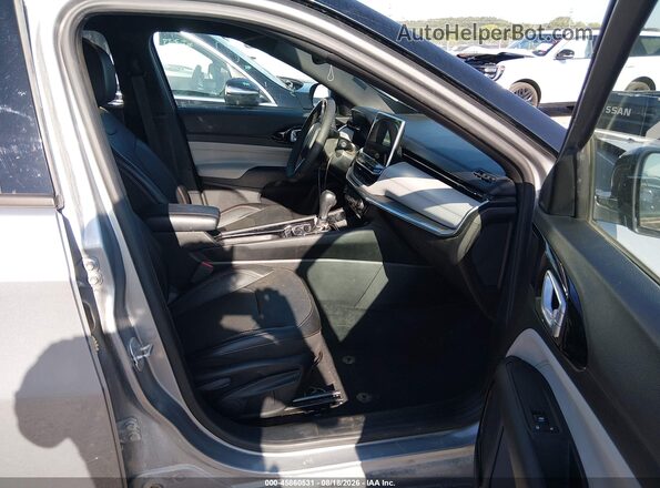 3C4NJDCN9PT548433 2023 JEEP COMPASS Silver Widok wnętrza z przodu