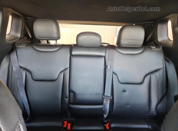 3C4NJDCN9ST553088 2025 JEEP COMPASS Red Widok tylnych siedzeń