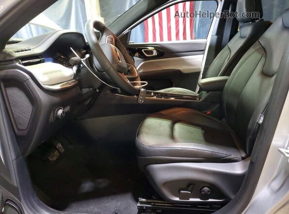 3C4NJDCNXST528037 2025 JEEP COMPASS Silver წინა სალონის ხედი