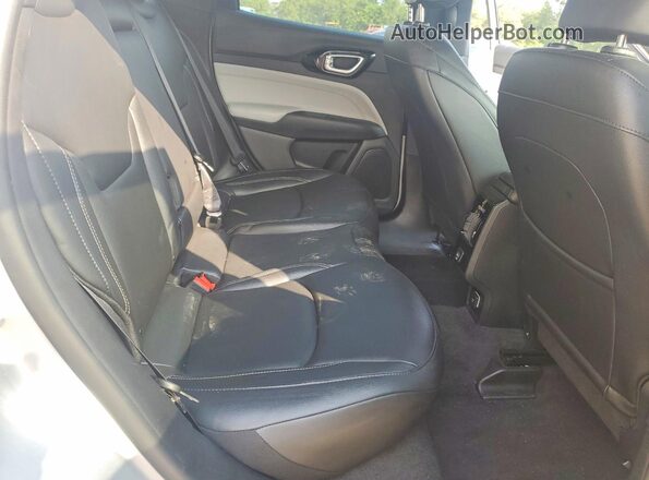 3C4NJDCNXTT247017 2026 JEEP COMPASS Silver Widok wnętrza z tyłu