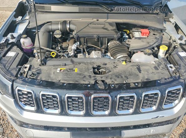 3C4NJDCNXTT247017 2026 JEEP COMPASS Silver Widok komory silnika