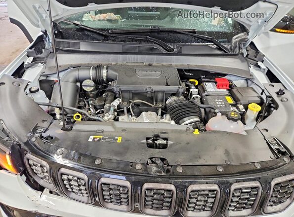 3C4NJDCNXTT258891 2026 JEEP COMPASS White Vista del compartimento del motor