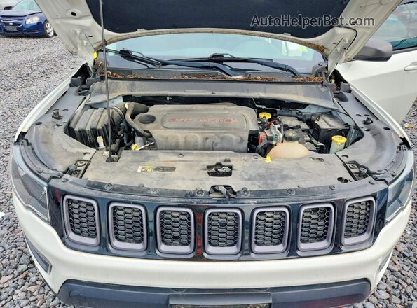 3C4NJDDB0JT174645 2018 JEEP COMPASS White Vista interior trasera