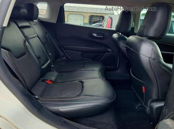 3C4NJDDB0JT174645 2018 JEEP COMPASS White Vista de los asientos traseros