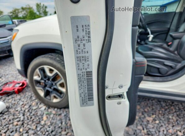 3C4NJDDB0JT174645 2018 JEEP COMPASS White Vista del compartimento del motor