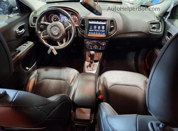 3C4NJDDB0JT375168 2018 JEEP COMPASS Blue Dashboard view