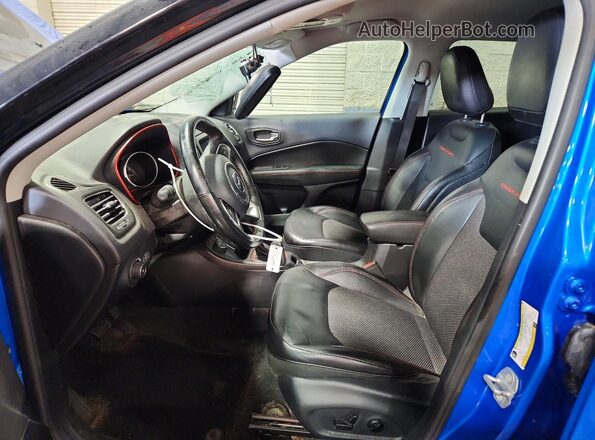 3C4NJDDB0JT375168 2018 JEEP COMPASS Blue Front interior view