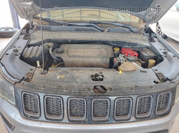 3C4NJDDB0KT671728 2019 JEEP COMPASS Silver Widok wnętrza z tyłu