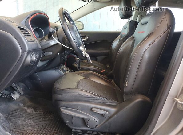 3C4NJDDB0KT671728 2019 JEEP COMPASS Silver Widok wnętrza z przodu