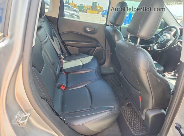 3C4NJDDB2KT790395 2019 JEEP COMPASS Silver Widok wnętrza z tyłu