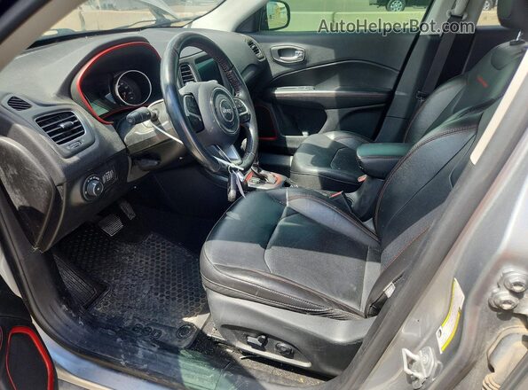 3C4NJDDB2KT790395 2019 JEEP COMPASS Silver Widok wnętrza z przodu