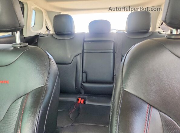 3C4NJDDB2KT790395 2019 JEEP COMPASS Silver Widok tylnych siedzeń